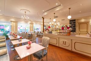 un restaurante con mesas, sillas y una barra en La Maison M en Westerland