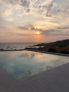 Fotografia z galérie ubytovania 67sq meters modern apartment with a swimming pool and sea view in Koundouros v destinácii Koundouros