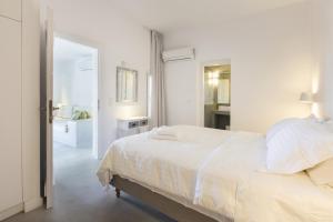 Lova arba lovos apgyvendinimo įstaigoje 67sq meters modern apartment with a swimming pool and sea view in Koundouros