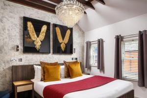 Postel nebo postele na pokoji v ubytování Signature Suites