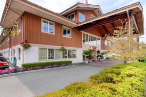un gran edificio con flores delante en Econo Lodge Inn & Suites - North Vancouver, en North Vancouver