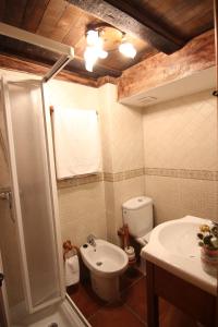 Koupelna v ubytování Casa Rural Las Huertas de Buendia