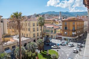 Cảnh núi rừng hoặc tầm nhìn ra núi từ căn hộ