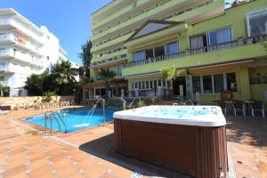 Basen w obiekcie Hotel Manaus lub w pobliżu