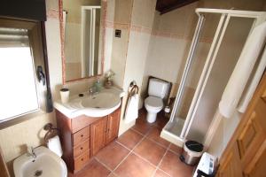Koupelna v ubytování Casa Rural Las Huertas de Buendia + 35 fotografií