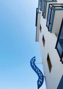 ein Schild an der Seite eines Gebäudes in der Unterkunft Hotel Ondina in Lido di Jesolo