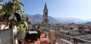 - une vue depuis le toit d'une ville avec une église dans l'établissement Legacy, à Sulmona
