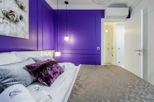 Kama o mga kama sa kuwarto sa DiVine Luxury Apartment Purple