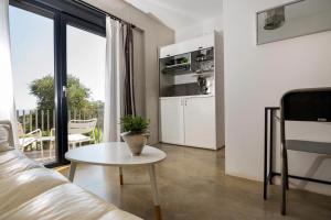 een woonkamer met een bank en een tafel bij Entechnos Living in Skiathos-stad