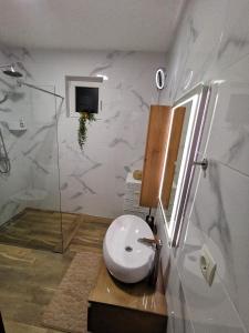 Ванная комната в Comfort apartment with garage Aria