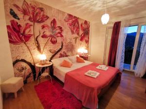 sypialnia z łóżkiem z dwoma ręcznikami w obiekcie Comfort apartment with garage Aria w mieście Vrgorac