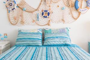 a bedroom with a bed with blue and white pillows at Apartamento El Palmar Residences in San Carlos
