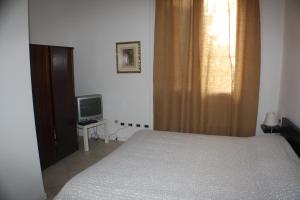 ボローニャにあるSerlio 24 2のベッドルーム(ベッド1台、テレビ付)