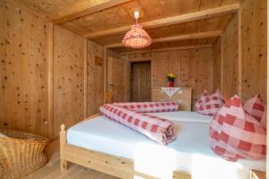 A bed or beds in a room at Berghaus am Sonnenhang Valpaschun