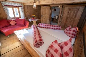 A seating area at Berghaus am Sonnenhang Valpaschun