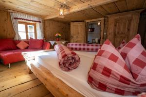 A bed or beds in a room at Berghaus am Sonnenhang Valpaschun