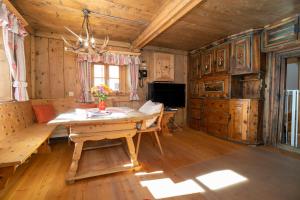 A television and/or entertainment centre at Berghaus am Sonnenhang Valpaschun