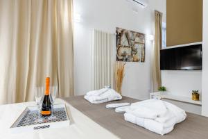 A television and/or entertainment centre at Residenze Chamur Via Giuseppe Sciuti