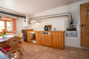 A kitchen or kitchenette at Berghaus am Sonnenhang Valpaschun