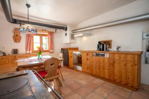 A kitchen or kitchenette at Berghaus am Sonnenhang Valpaschun