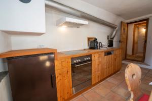 A kitchen or kitchenette at Berghaus am Sonnenhang Valpaschun