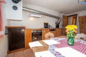 A kitchen or kitchenette at Berghaus am Sonnenhang Valpaschun
