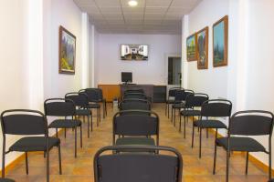 a room with a row of chairs and a podium at Apartamentos Adjovimar in Los Llanos de Aridane