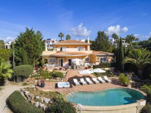 Swimmingpoolen hos eller tæt på Villa Vale de Lapa amazing sea views heated swimming pool jacuzzi AC - stunning house