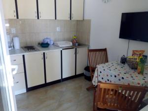 Kuchyň nebo kuchyňský kout v ubytování Apartman Leo