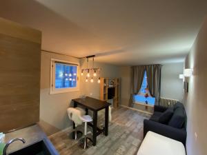 - un salon avec une table et un canapé dans l'établissement Appartamento Ducale Val Di Luce, à Abetone