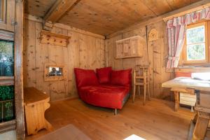 A seating area at Berghaus am Sonnenhang Valpaschun