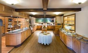 Kuchyň nebo kuchyňský kout v ubytování Akzent Waldhotel Rheingau