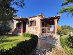 een extern uitzicht op een stenen huis bij Vozas Villas - Traditional Houses with Great View in Tragaki