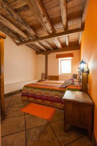 1 dormitorio con 2 camas en una habitación con ventana en Arkaitza, en Berrobi