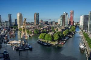 Nespecifikovaný výhled na destinaci Rotterdam nebo výhled na město při pohledu z ubytování na lodi