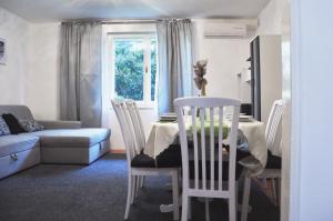 sala de estar con mesa, sillas y sofá en Apartment Center en Split