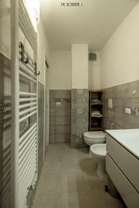 Et badeværelse på Profumo di Mare free parking included