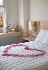 Cama ou camas em um quarto em Normandy Hotel