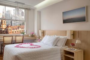 Cama ou camas em um quarto em Normandy Hotel
