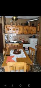 una cocina con mesa de madera con sillas y una cocina con en da Nicola e Greta, en Miroglio