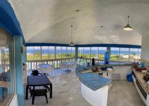 uma sala de estar com vista para o oceano em El Malecon B&B Hotel em Cabrera