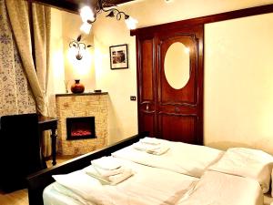 um quarto com 2 camas individuais e uma lareira em La Tana al Flaminio em Roma