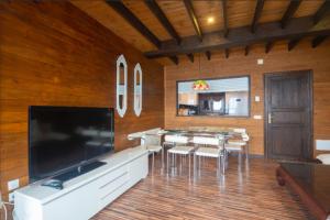 TV a/nebo společenská místnost v ubytování SIERRA NEVADA DELUXE