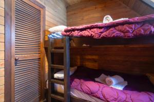 سرير بطابقين أو أسرّة بطابقين في غرفة في SIERRA NEVADA DELUXE