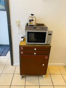 a microwave sitting on top of a dresser at Roture 88 in Liège