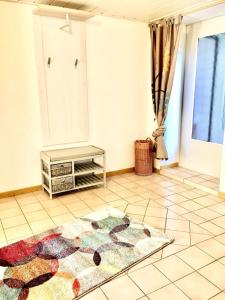 um quarto com um tapete num piso de azulejo em Romantikgarten em Amelinghausen