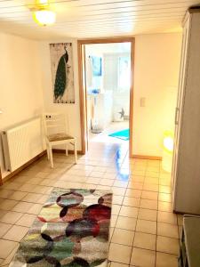 a living room with a rug on the floor at Romantikgarten in Amelinghausen