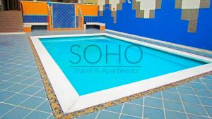 una piscina con una señal que lee solotravel y experimenta en Apartamentos Centro Internacional - Rodadero by SOHO, en Santa Marta