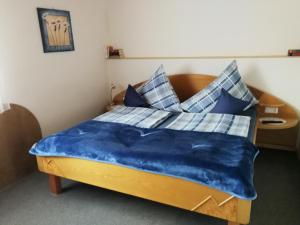 A bed or beds in a room at Ferienwohnungen Oranhof
