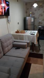 - un salon avec un canapé et une table dans l'établissement Departamentos Berna, à Valdivia
